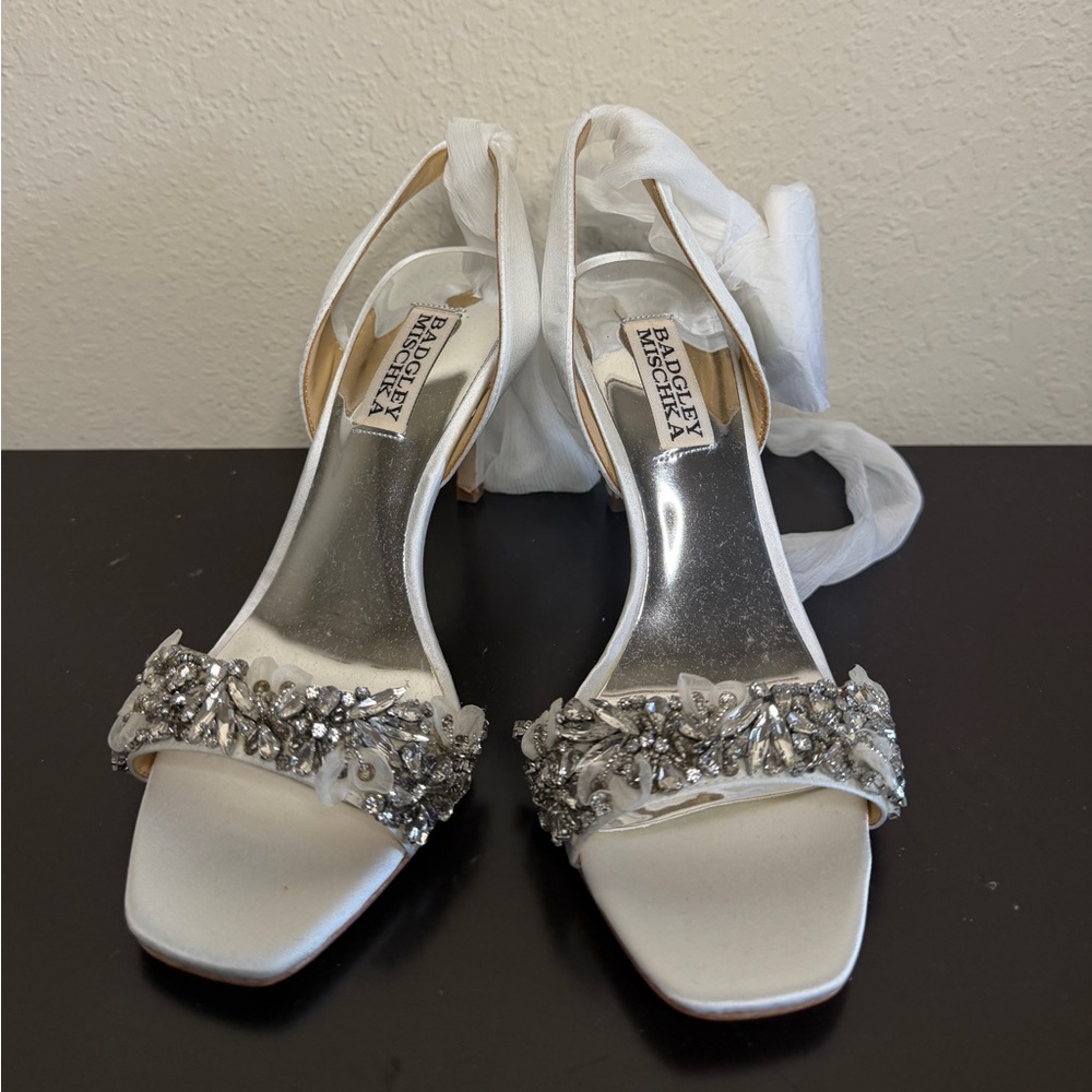 NWOT Badgley Mischka White Heels Size 6